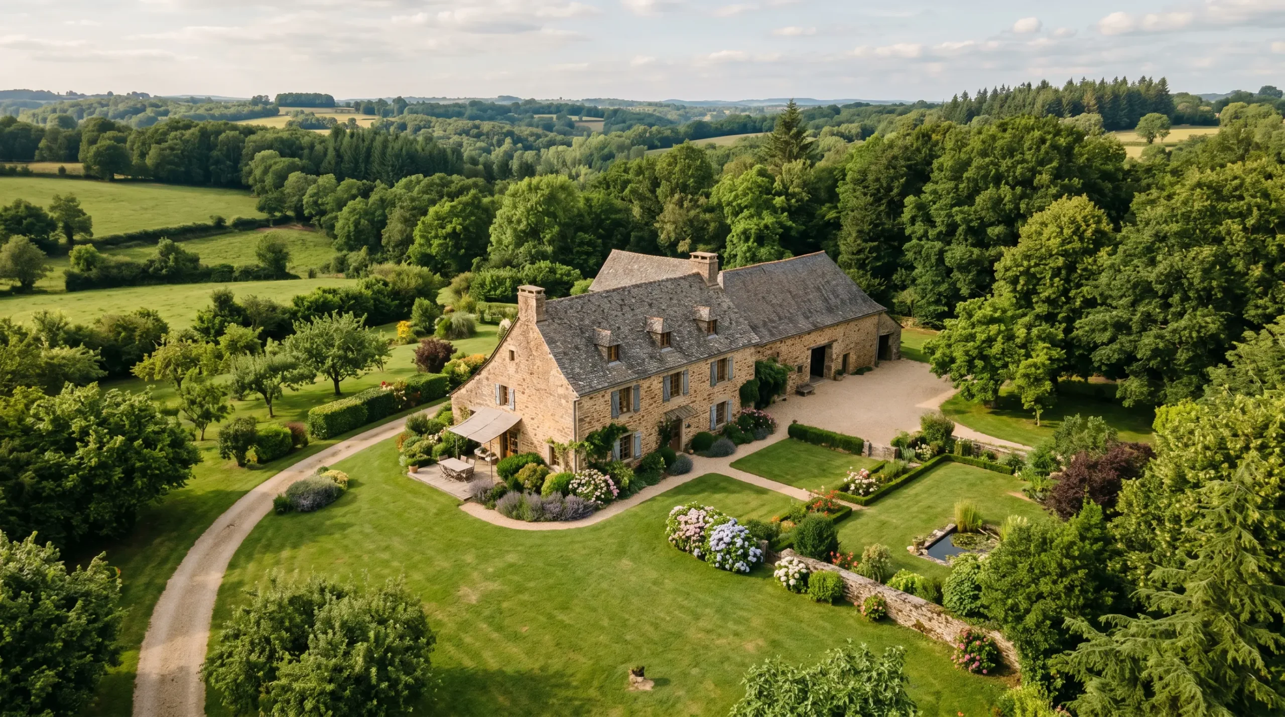 Vue extérieure d'une maison individuelle en Corrèze avec grand jardin verdoyant par une journée lumineuse